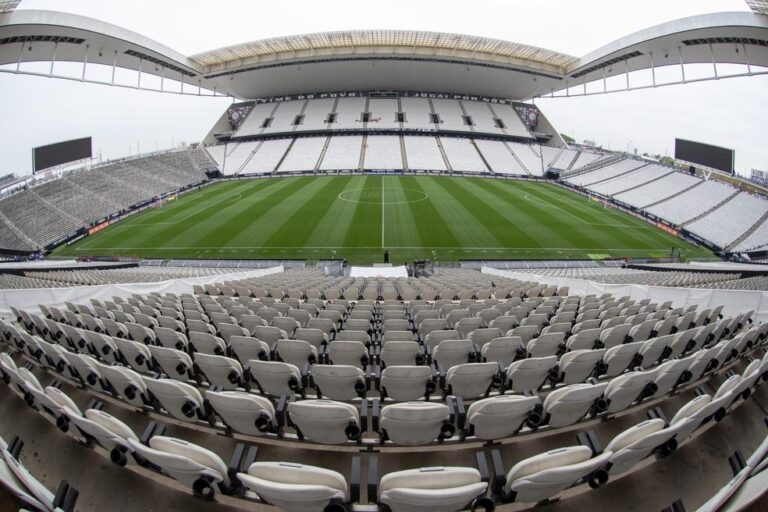 Corinthians e Internacional se enfrentam em duelo decisivo no Brasileirão