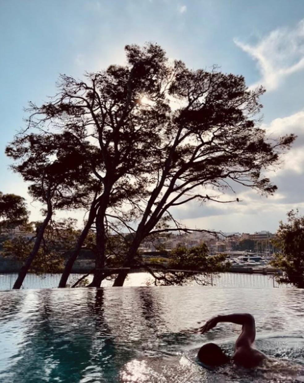 Nadal na piscina de borda infinita de sua propriedade em Maiorca