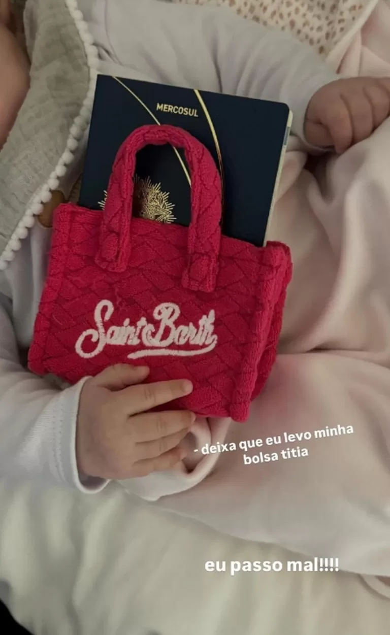 Helena, filha caçula de Neymar, já tem passaporte para viajar!