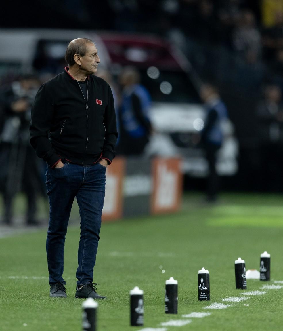 Ramón Díaz comanda o Corinthians na partida contra o Internacional