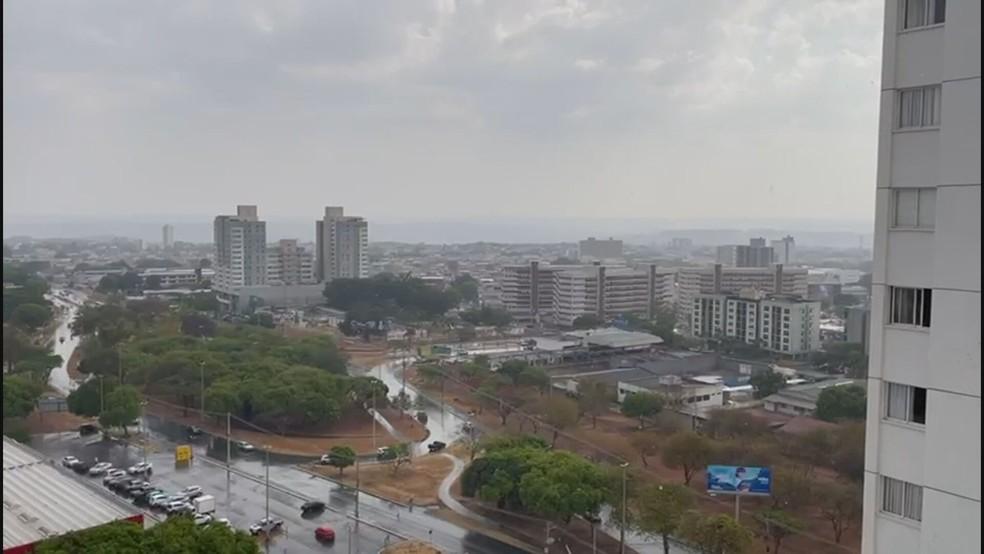 Chuva é registrada no Gama por morador da região.