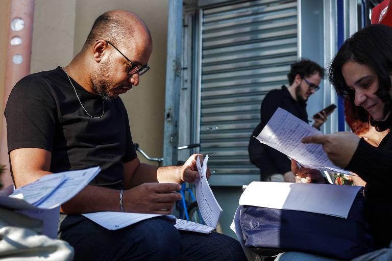 Grupo de candidatos revisando documentos