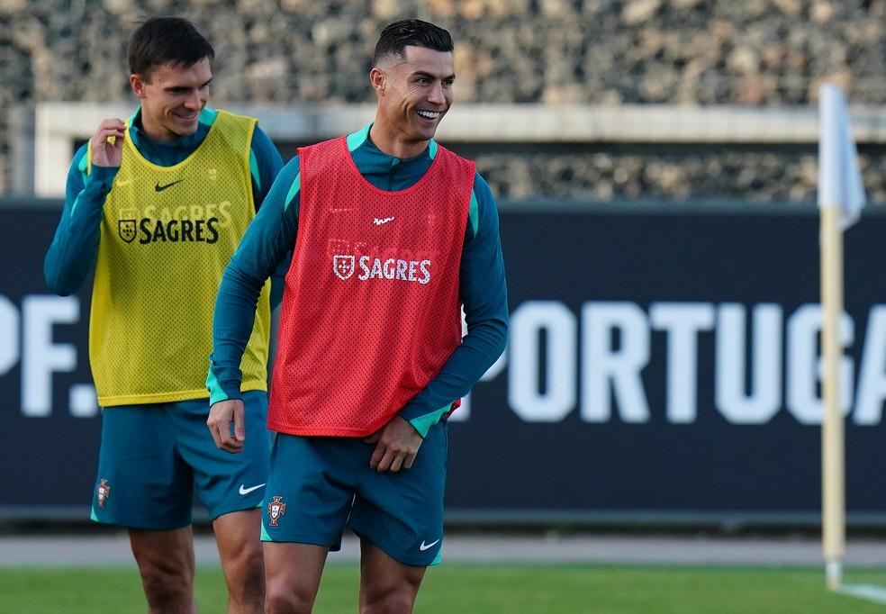 Cristiano Ronaldo e Palhinha em treino de Portugal