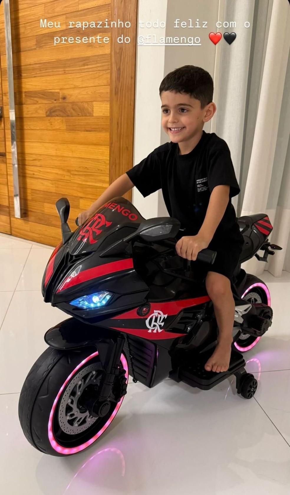 Filho de Ayrton Lucas com moto personalizada do Flamengo