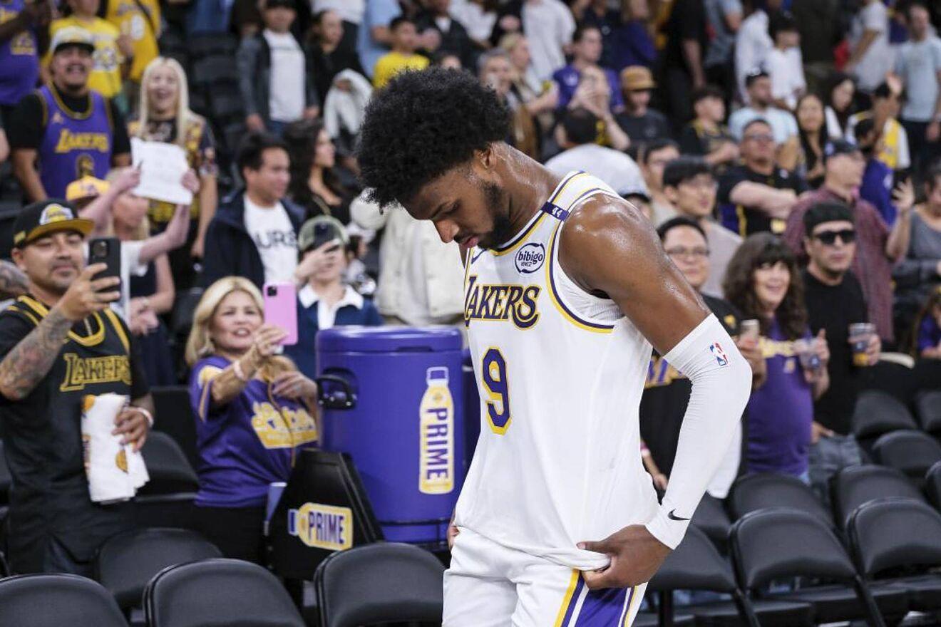 Bronny James coloca a camiseta do Los Angeles Lakers