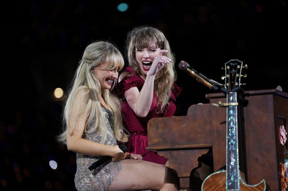 Taylor Swift performando com Sabrina Carpenter