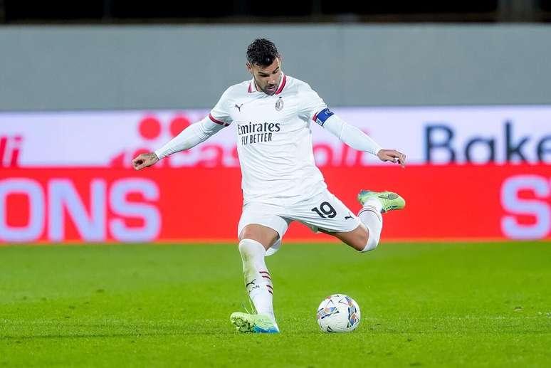 Theo Hernandez durante jogo contra a Fiorentina