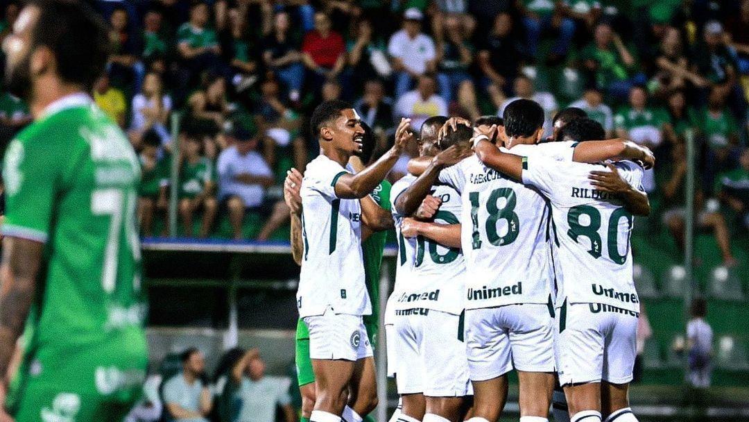 Jogadores do Goiás celebram goleada