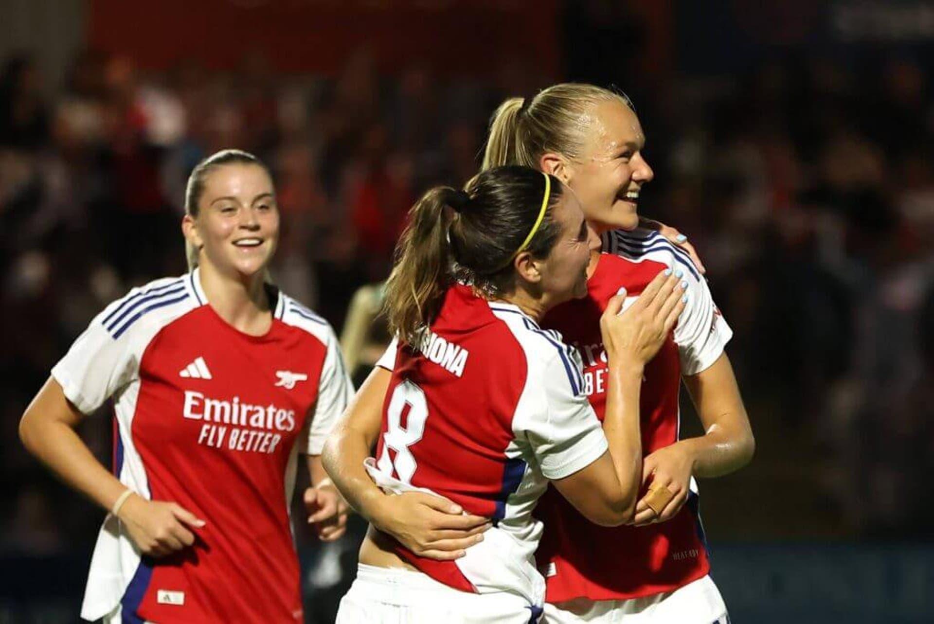 Frida Maanum e Mariona Caldentey celebram gol pelo Arsenal