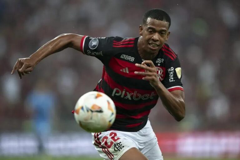 Flamengo antecipa retorno de Carlinhos após lesão leve