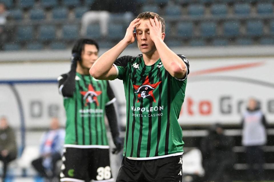 Thibo Somers e a equipe do Cercle Brugge celebrando durante a partida.