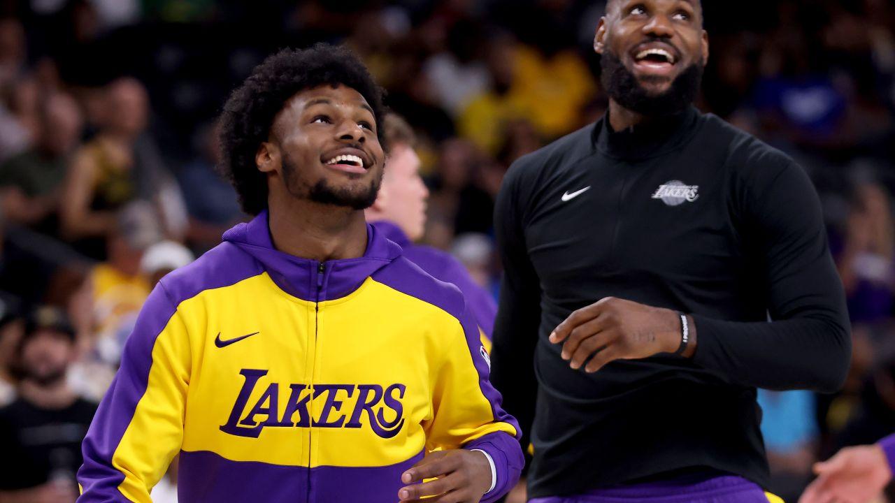 LeBron e Bronny James revelando novos uniformes dos Lakers