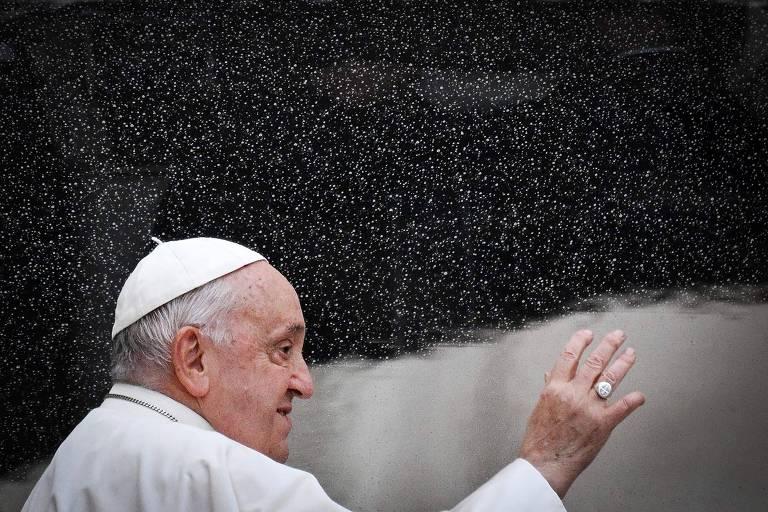 Papa Francisco cumprimenta multidão na Praça de São Pedro, no Vaticano.