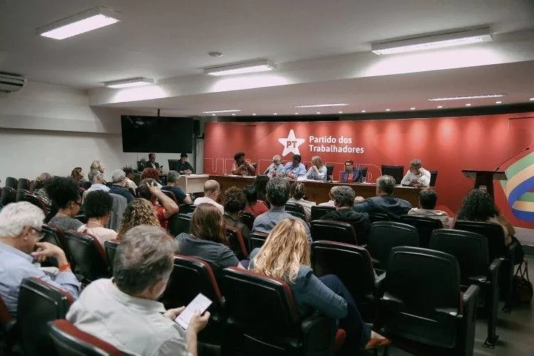 Reunião do PT Revela Críticas e Pressões por Mudanças no Governo Lula