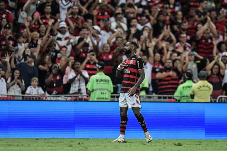 Gerson jogador do Flamengo comemora seu gol durante partida contra o Athletico-PR no Estádio Maracanã pelo Campeonato Brasileiro A 2024.