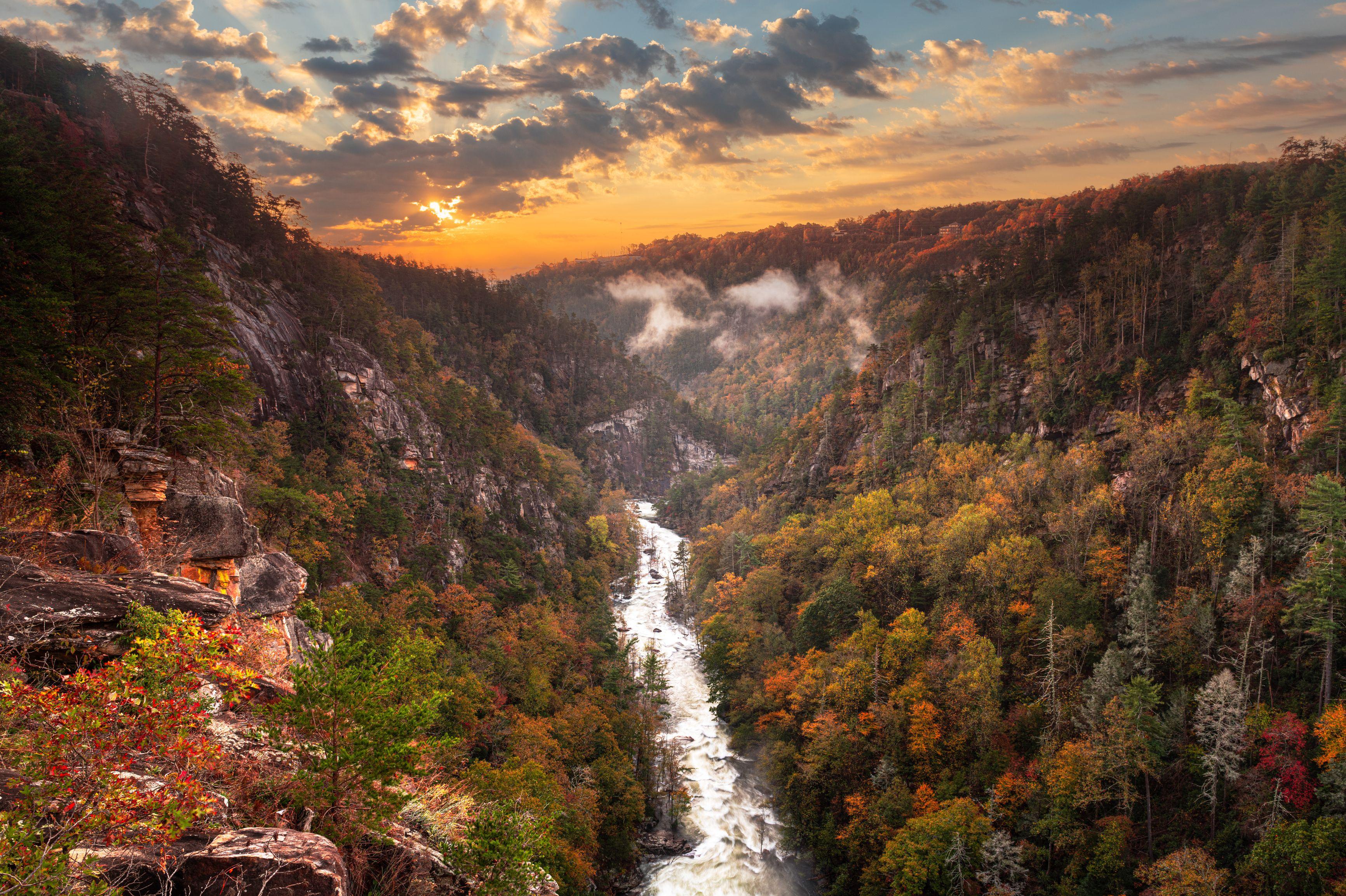 Tallulah Gorge e Tallulah Falls no Parque Estadual Tallulah Gorge, Geórgia, EUA durante o outono com cores vibrantes.