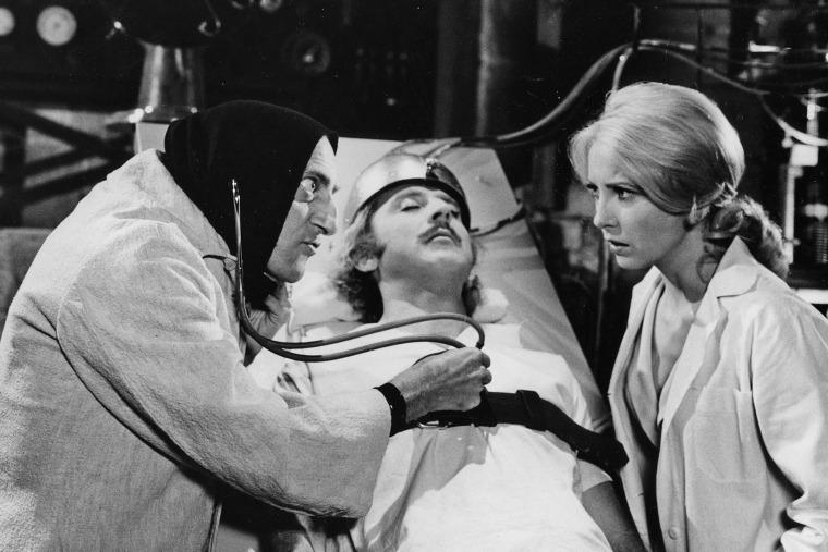 Teri Garr com Marty Feldman e Gene Wilder em Young Frankenstein