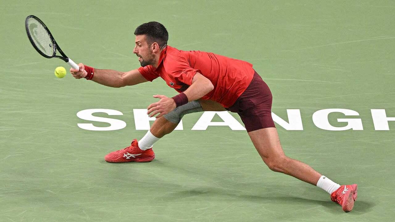 Djokovic pronto para um saque durante o torneio