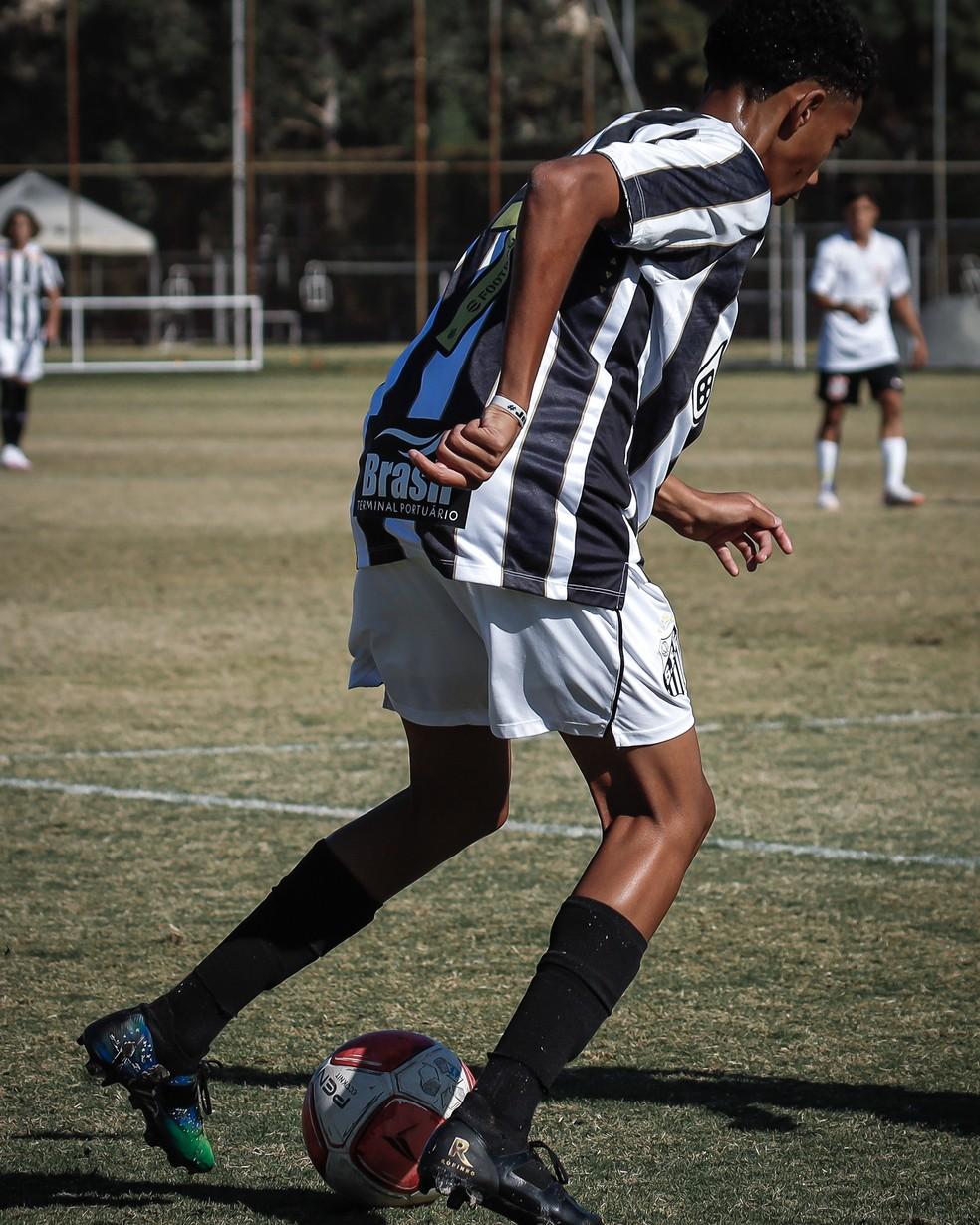 Juninho, o filho de Robinho, é um canhoto de boa técnica e habilidade