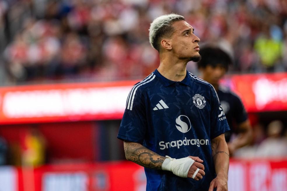 Antony com a camisa do Manchester United