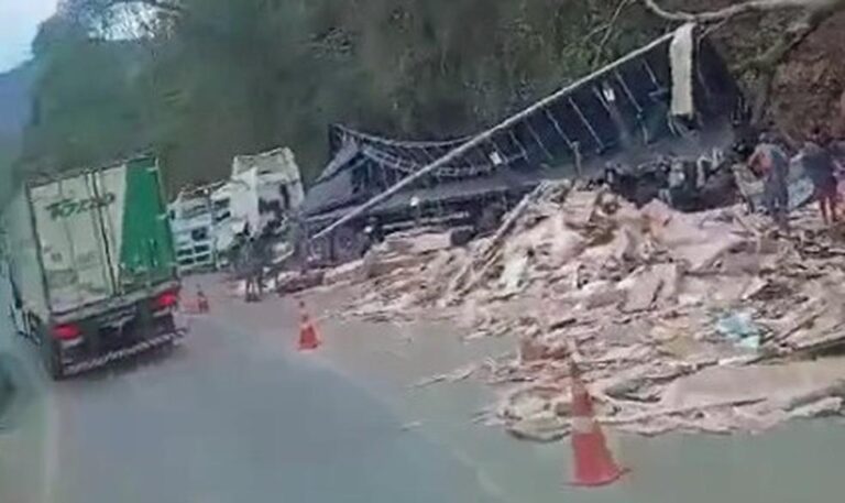 Carreta Tomba na Serra das Araras e Interdita Pista em Piraí