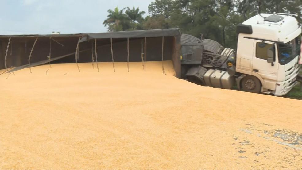Carreta tomba, derrama carga de milho e interdita a BR-040