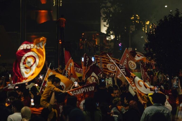 Clássico Turco: Galatasaray e Besiktas se enfrentam em derby emocionante