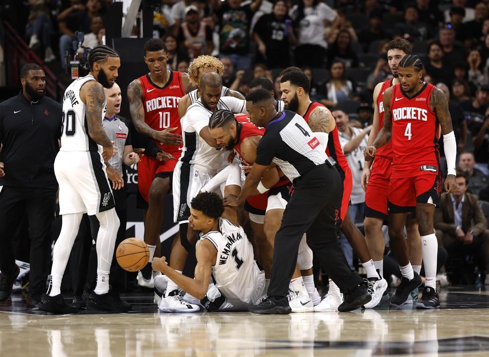 Wembanyama e Brooks brigam pela bola em vitória do Spurs sobre o Rockets