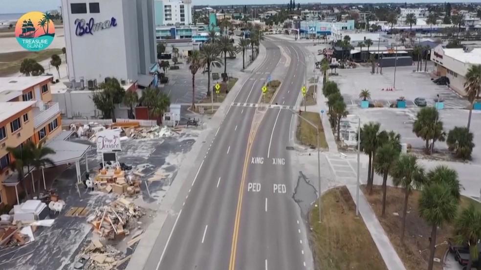 Ruas vazias em Treasure Island, na região de Tampa, antes da chegada do furacão Milton