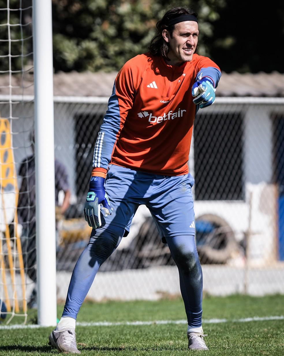Cássio sentiu a coxa direita durante treino do Cruzeiro — Foto: Gustavo Aleixo/ Cruzeiro