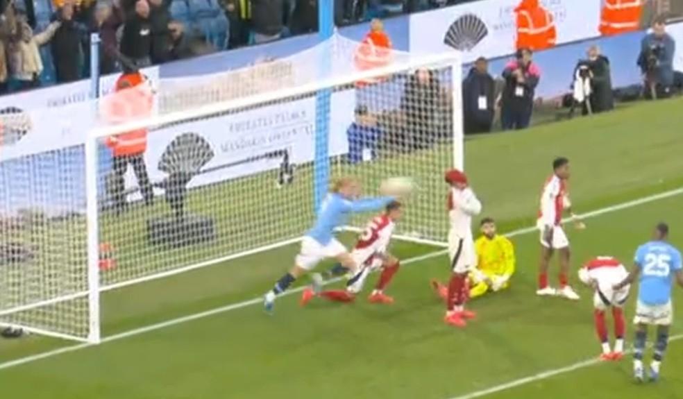Haaland acerta a bola na cabeça de Gabriel Magalhães em Manchester City x Arsenal