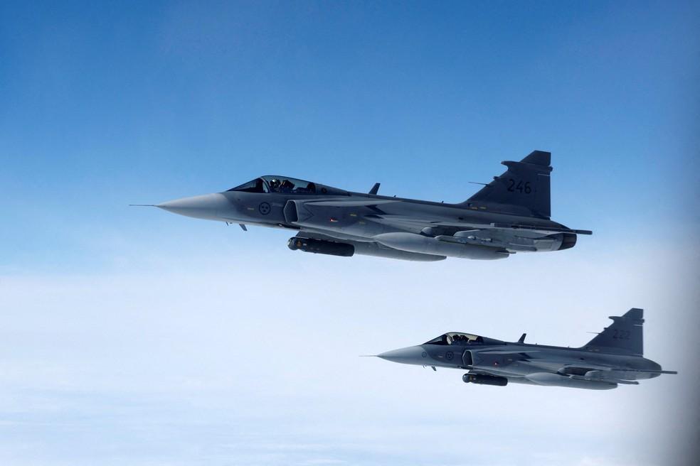 Caças Saab JAS 39 Gripen da Força Aérea sueca durante exercício da Otan