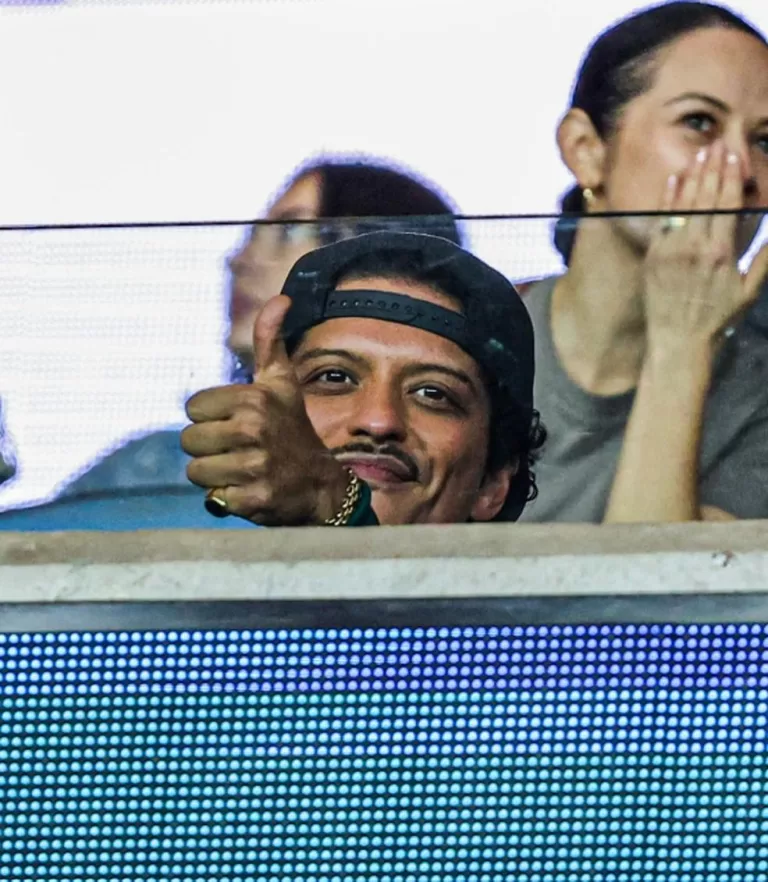 Bruno Mars Agita o Rio de Janeiro e Apoia o Flamengo em Grande Estilo