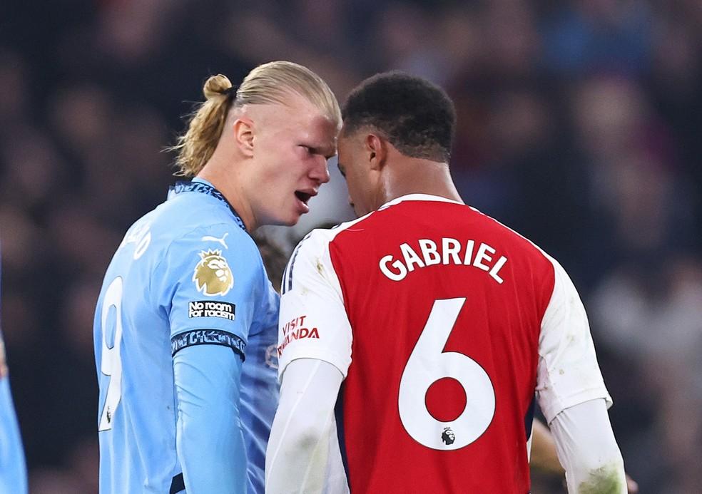 Haaland discute com Gabriel Magalhães em Manchester City x Arsenal