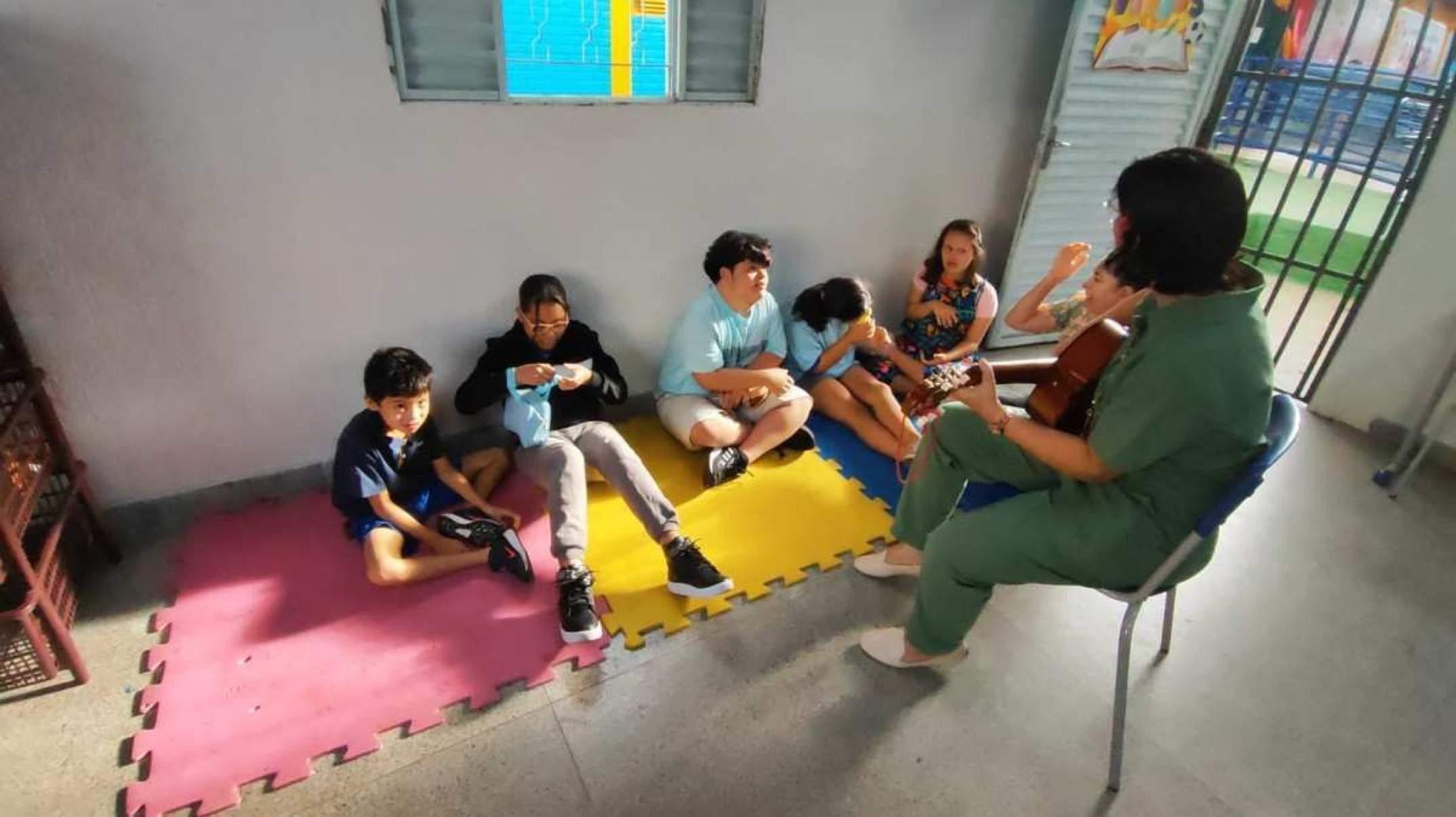 Cecília Rodrigues usa a música para promover o desenvolvimento de crianças com necessidades educacionais especiais.