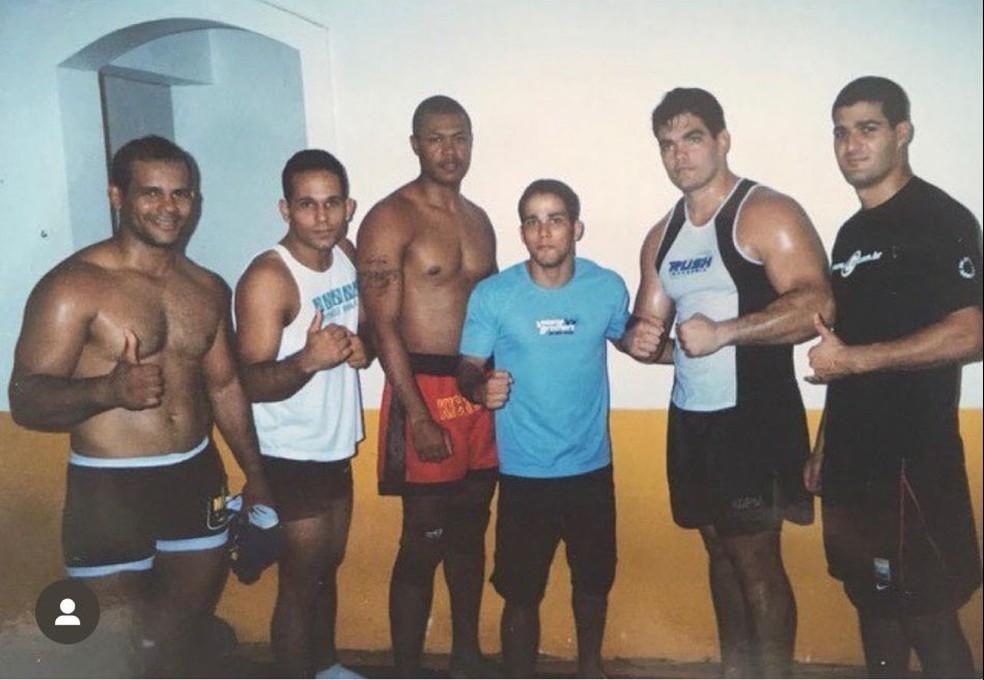 André Mussi em sua antiga academia em Salvador, ao lado de ex-alunos