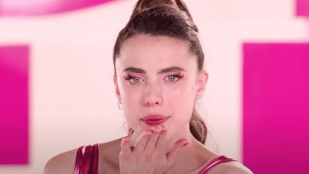 Margaret Qualley e Demi Moore em A Substância