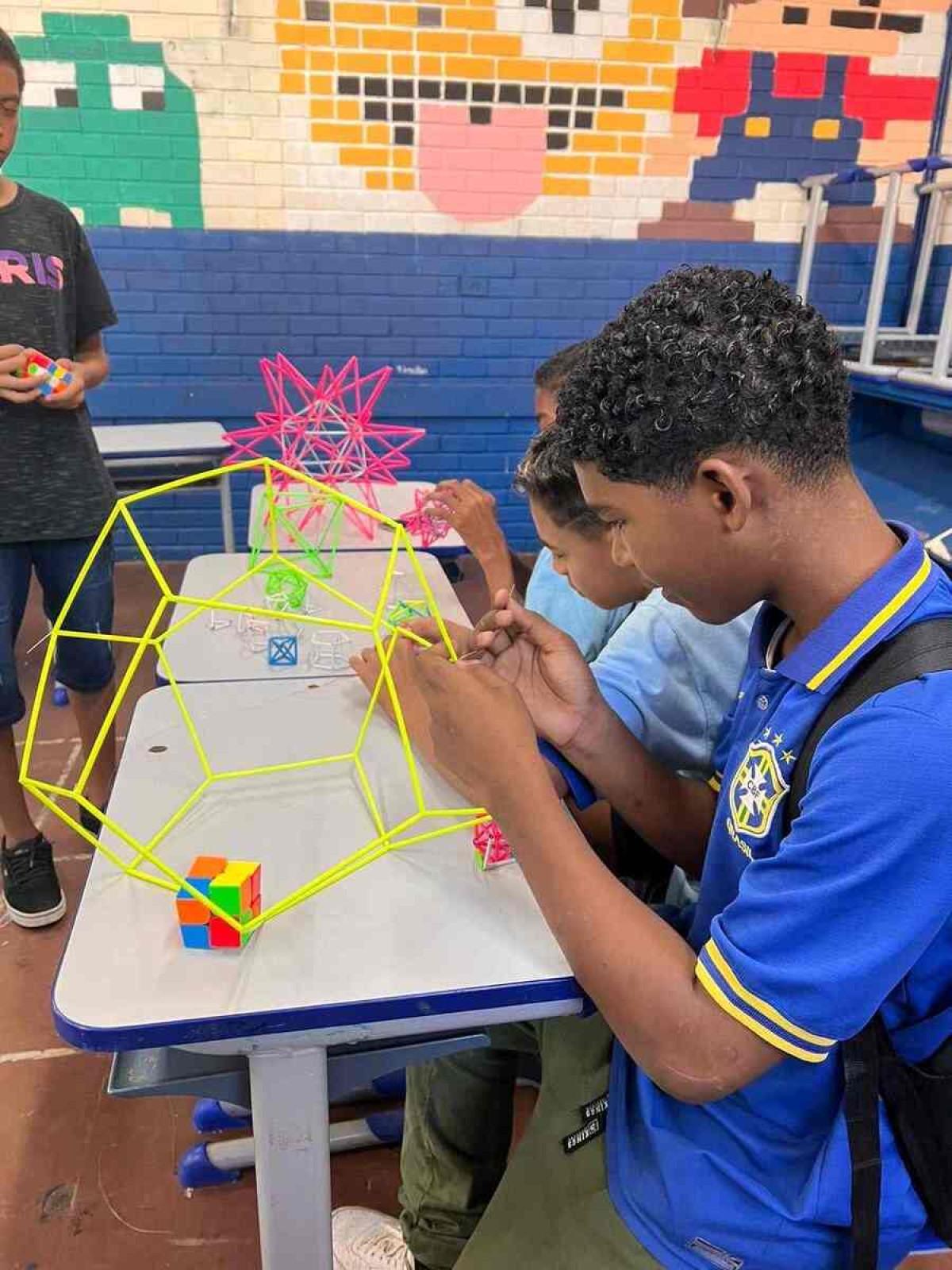 Laboratório de matemática criado pela professora Kênia para tornar o aprendizado mais acessível e envolvente.