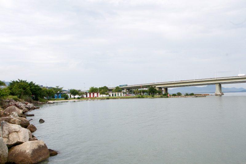 Parque Náutico Walter Lange localizado sob as pontes em Florianópolis