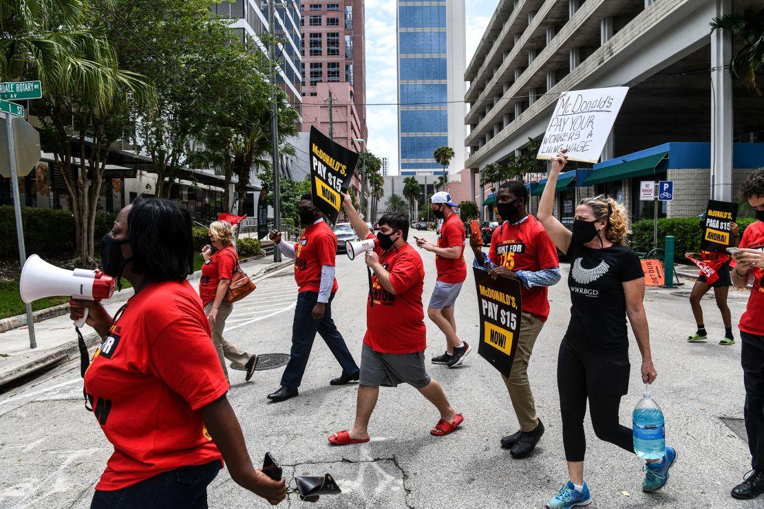 Protesto por aumento salarial dos trabalhadores do McDonald's