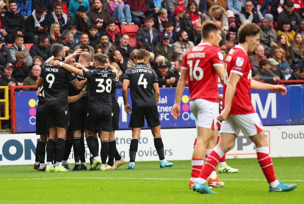 Jogadores do Wrexham comemoram após o gol de Conor Coventry durante a partida