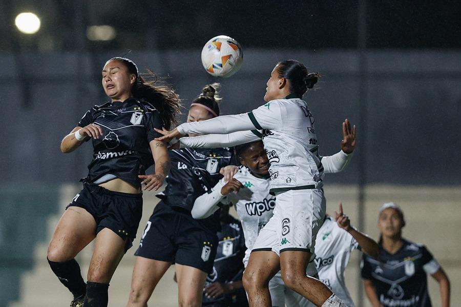 Jogadoras do Alianza Lima comemoram vitória