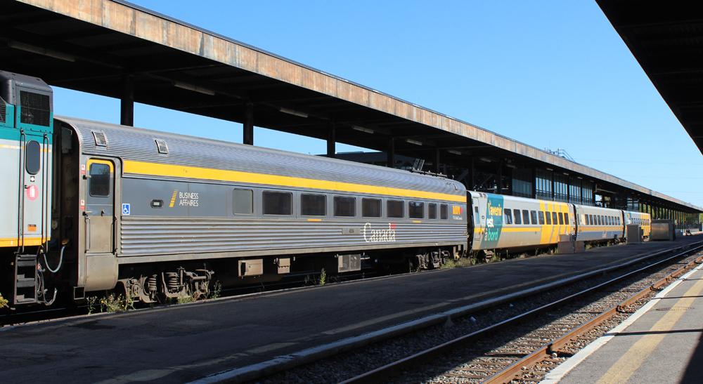 Quatro carros de passageiros na estação