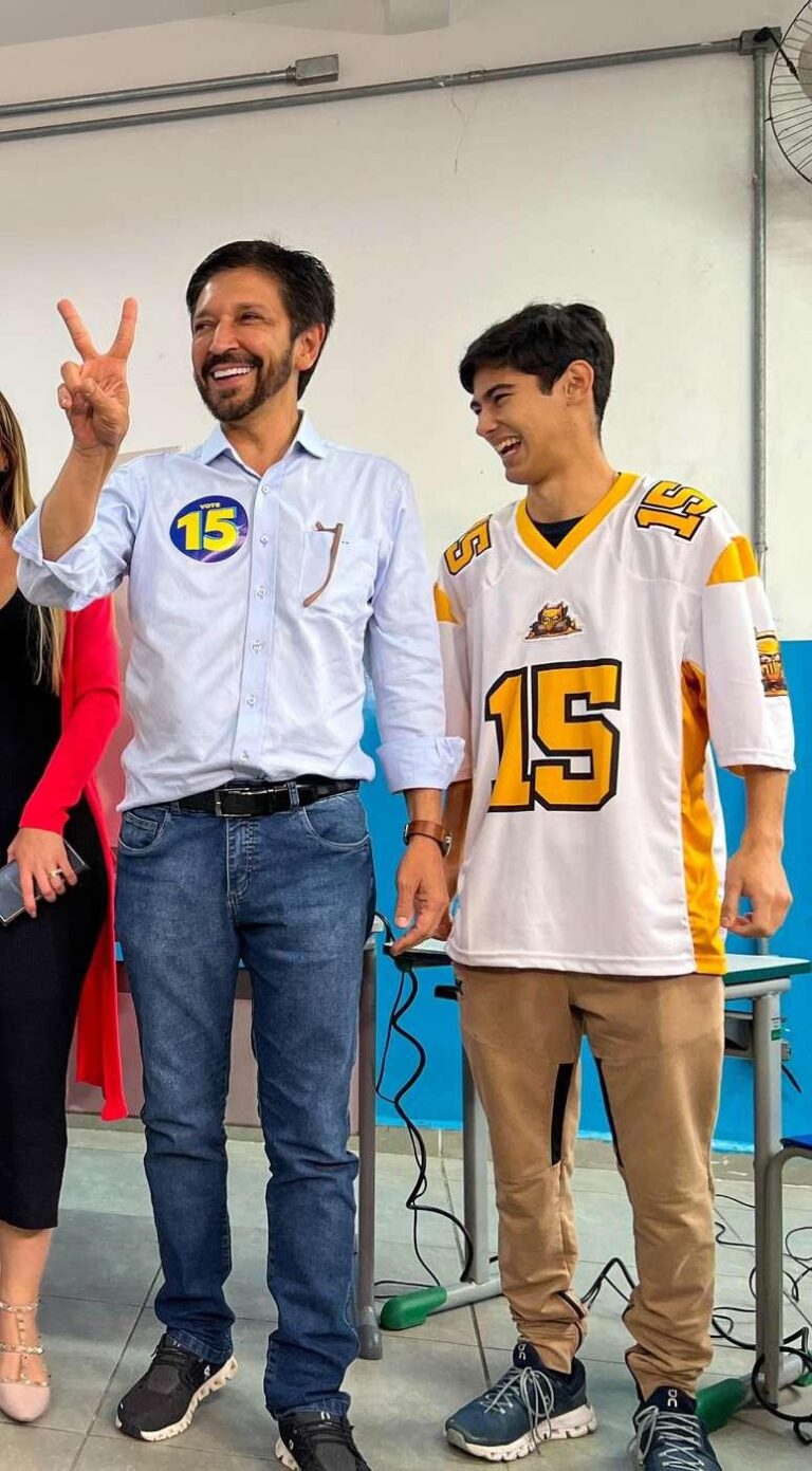 Tomás Covas usa camiseta da NFL para criticar adversário Guilherme Boulos nas eleições 2024