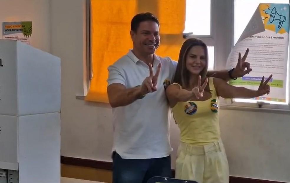 Candidato Alexandre Ramagem (PL) chegou acompanhado da mulher para votar na Barra da Tijuca