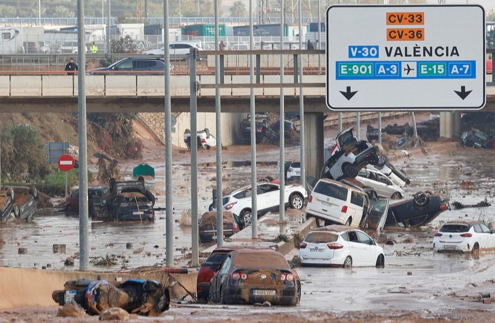 Após chuvas torrenciais, pilha de carros e lama tomam estrada nos arredores de Valência, na Espanha, em 31 de outubro de 2024. — Foto: Reuters/Eva Manez