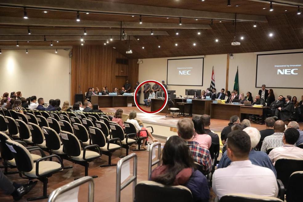 Cupertino, no destaque, durante julgamento