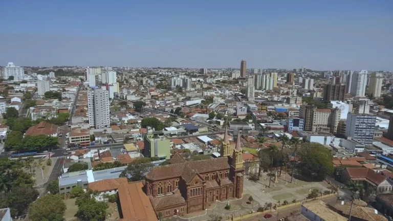 Feriado de Nossa Senhora Aparecida: O Que Abre e Fecha em Uberlândia e Uberaba