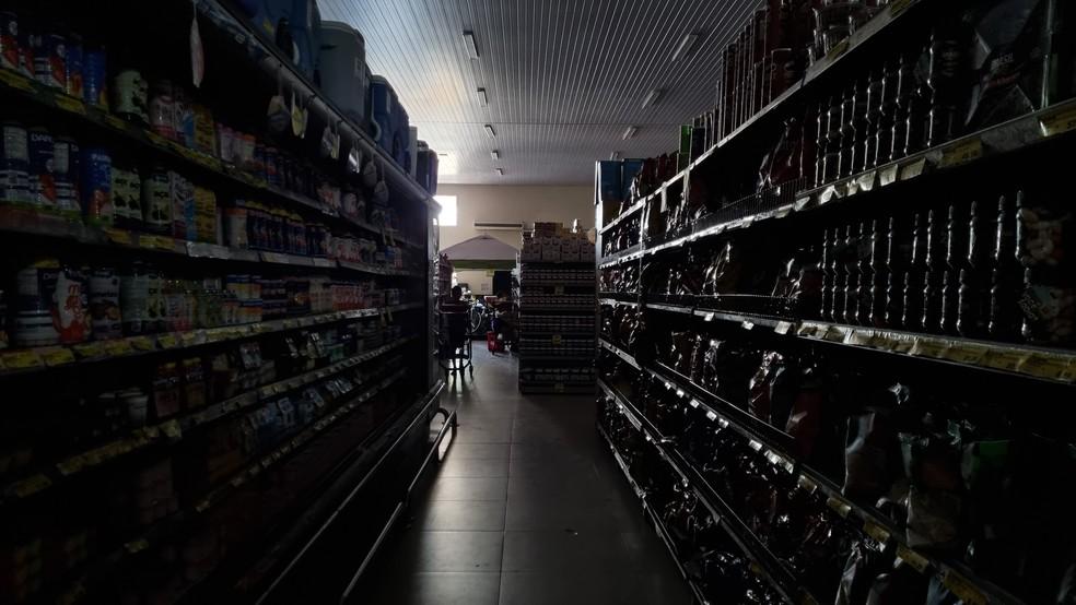 Supermercado sem energia em São Paulo