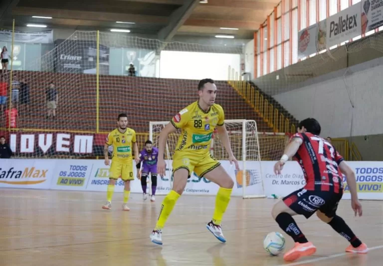 Empate emocionante entre Campo Mourão e Praia Clube define futuro nas oitavas da Liga Nacional de Futsal